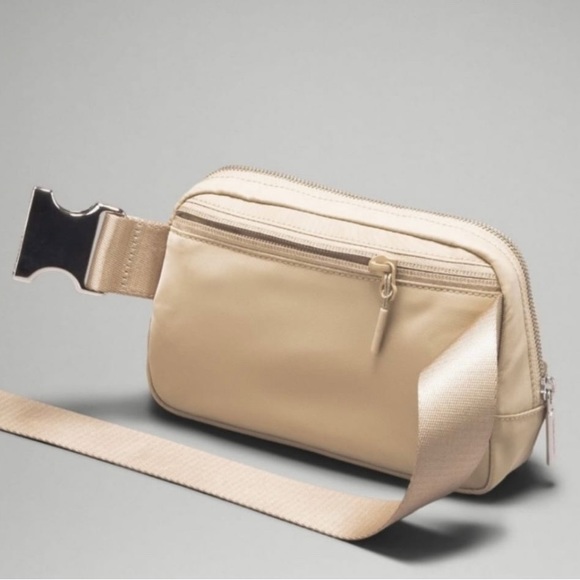 LuluLemon Everywhere Belt Bag - Picture 4 of 8